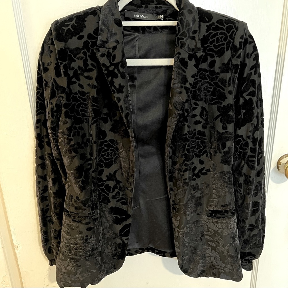 Black velvet floral pattern blazer